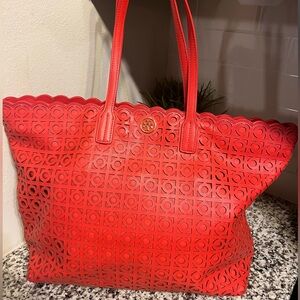 Large Tory Burch Kelsey East-West Scalloped Laser Cut Leather Tote 👜